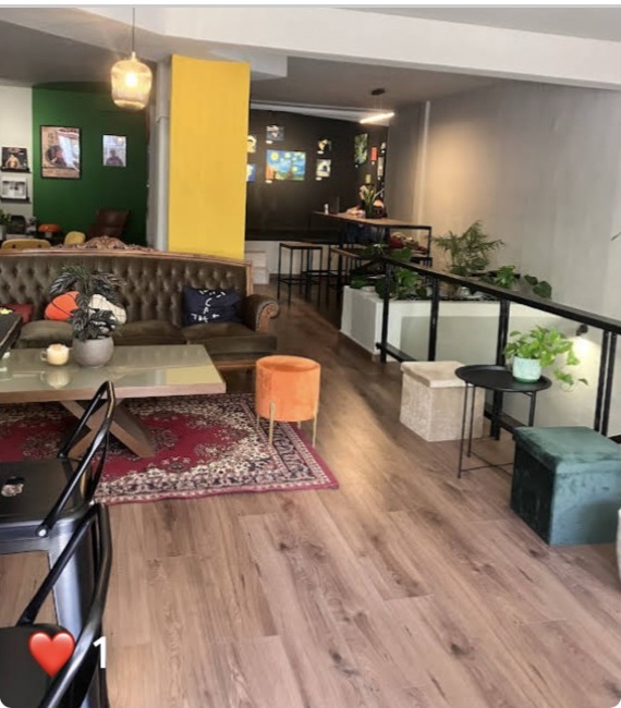 Καθιστικό και μπαρ στο εσωτερικό του Hop.CoffeePlace