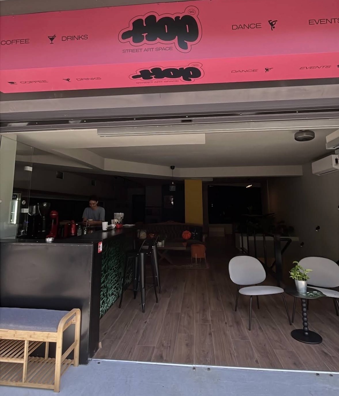 Η είσοδος και ο πάγκος του Hop.CoffeePlace από τον δρόμο
